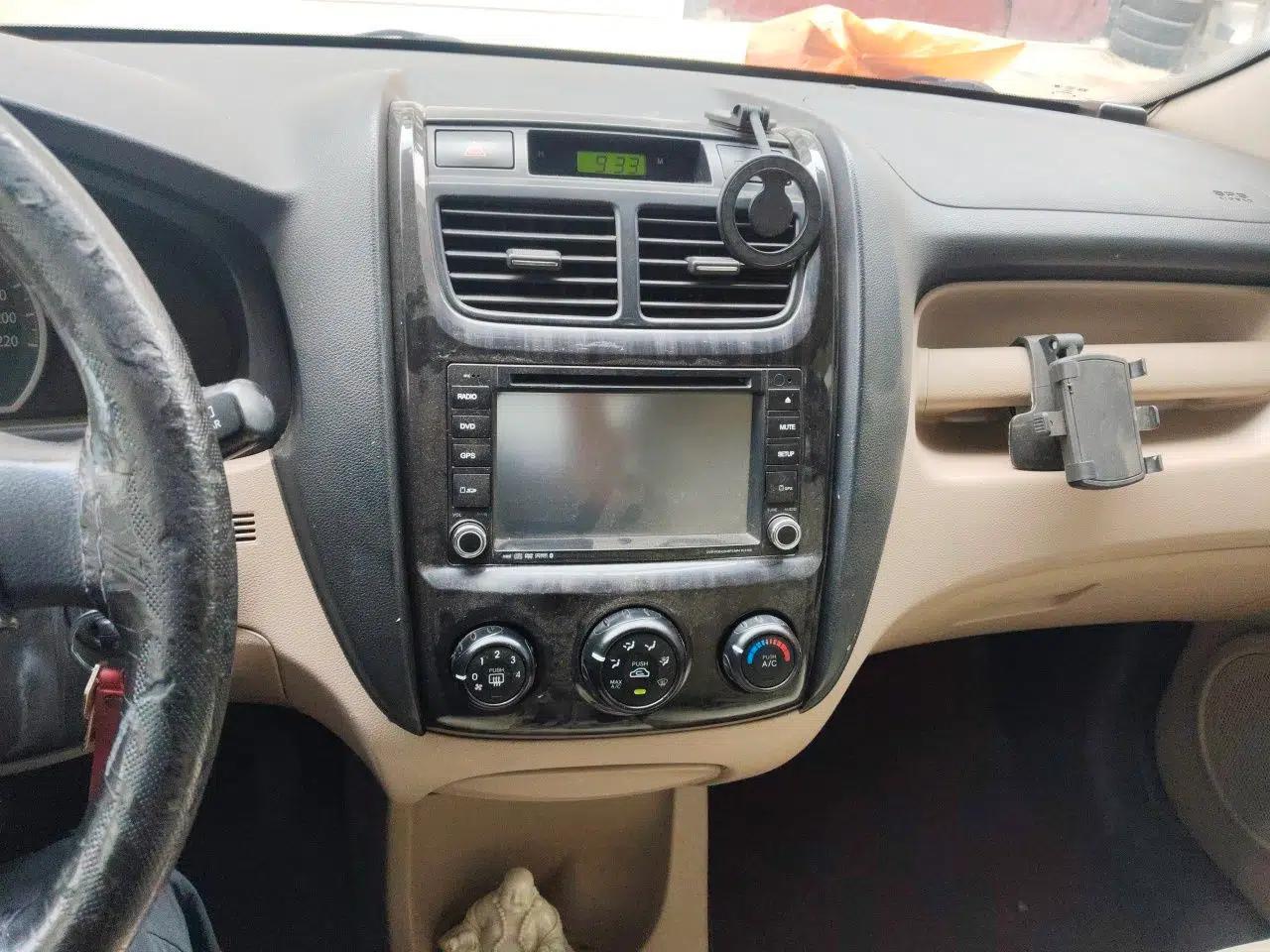 Kia Sportage 2011 2.0L Manual Two-Wheel Drive GL Trim — миниатюра 13