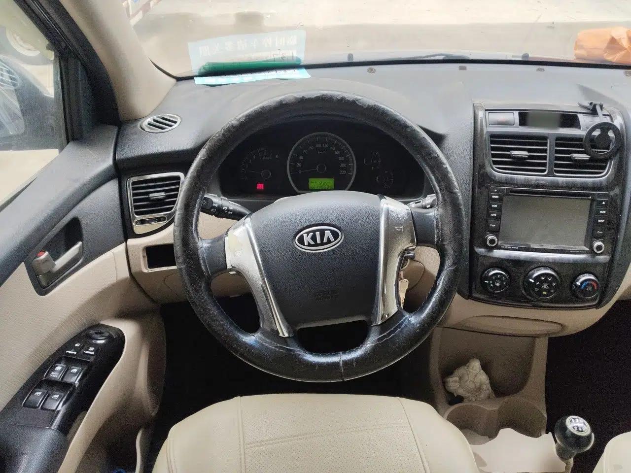 Kia Sportage 2011 2.0L Manual Two-Wheel Drive GL Trim — миниатюра 10