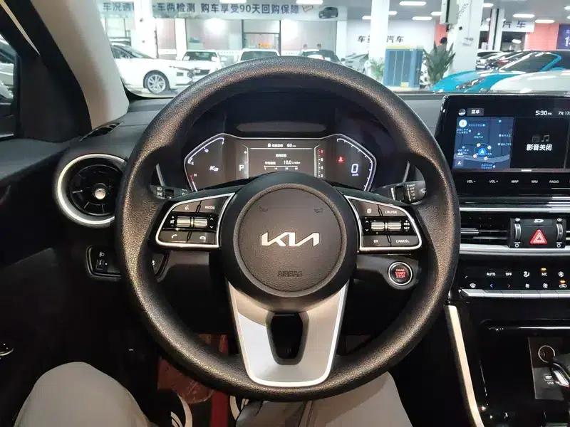 Kia K3 2021 Facelift 1.5L CVT Fashion Edition — миниатюра 14