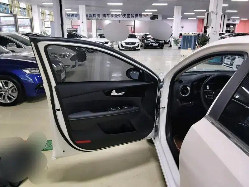 Kia K3 2021 Facelift 1.5L CVT Fashion Edition — миниатюра 20