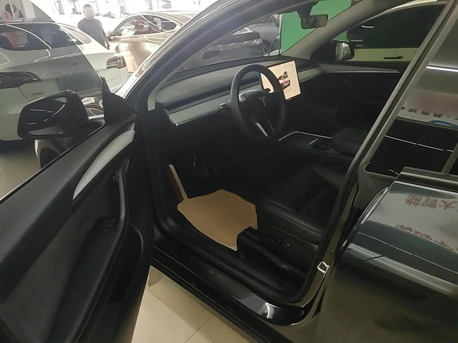 Tesla Model Y 2024 Long-Range All-Wheel-Drive Version — миниатюра 18