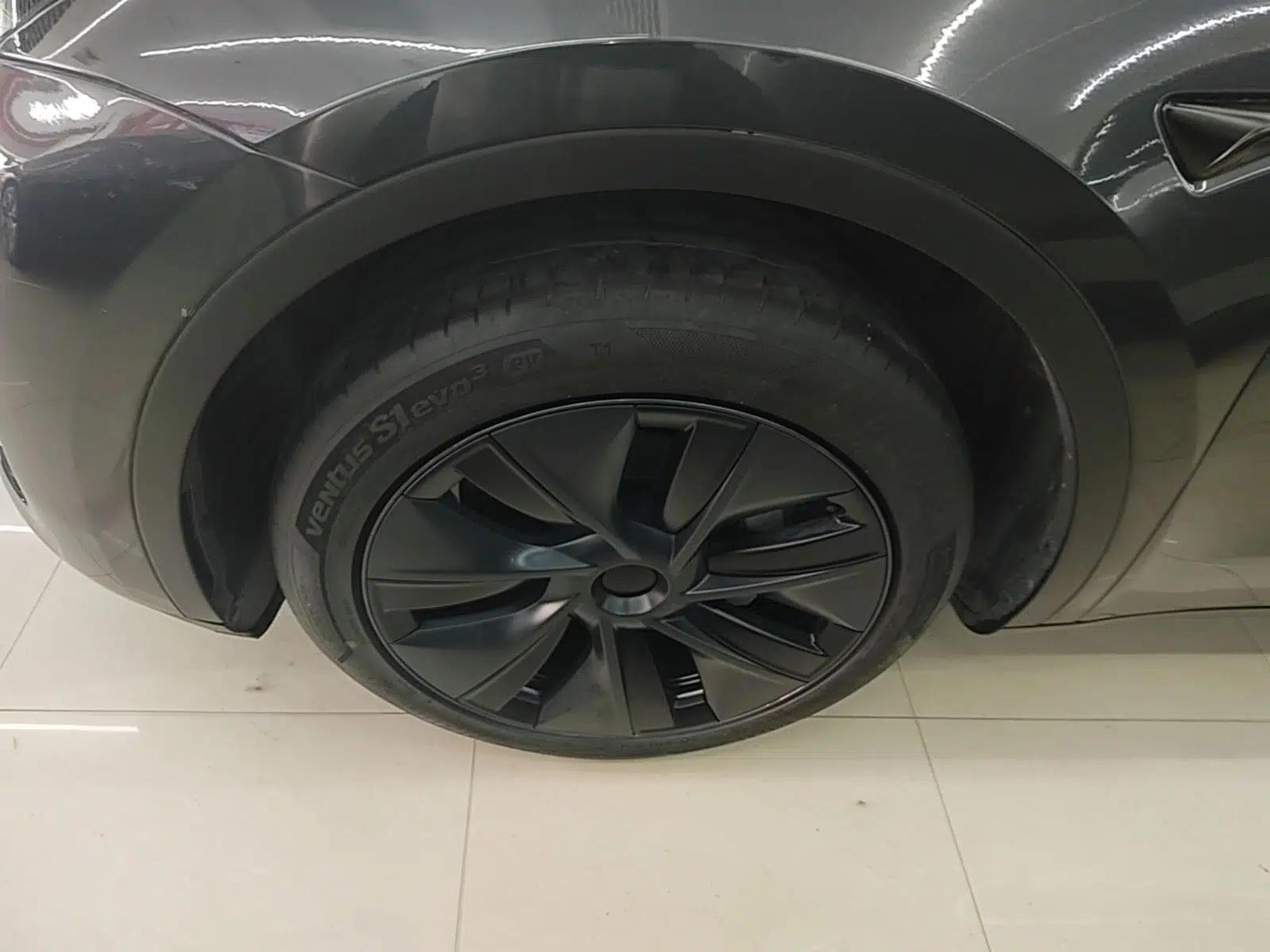 Tesla Model Y 2024 Long-Range All-Wheel-Drive Version — миниатюра 10