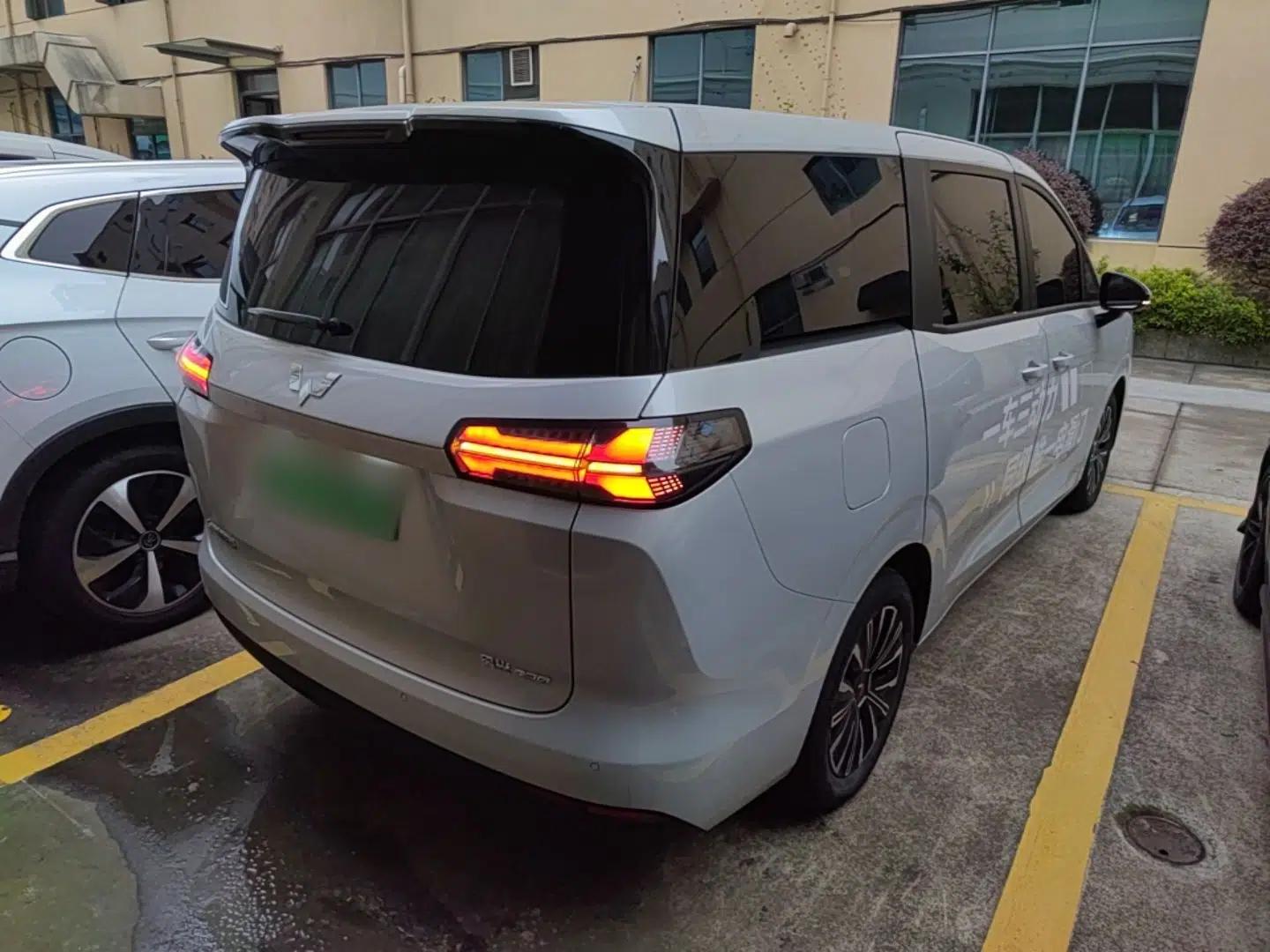 Wuling Starlight 730 2025 Model Plug-in Hybrid 125km Luxury Edition — миниатюра 6