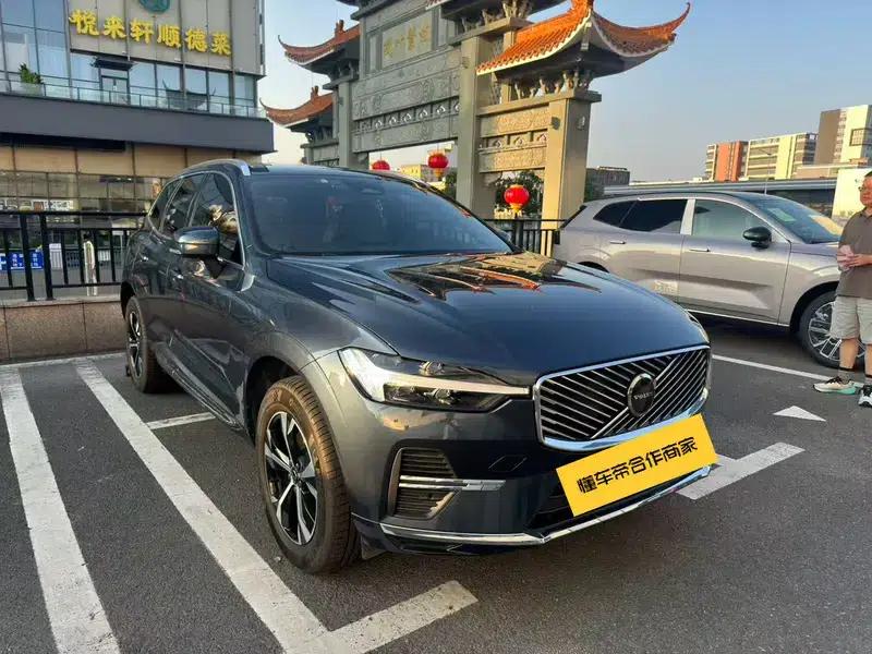 2026 Volvo XC60 B5 AWD Inscription Luxury Edition — миниатюра 3