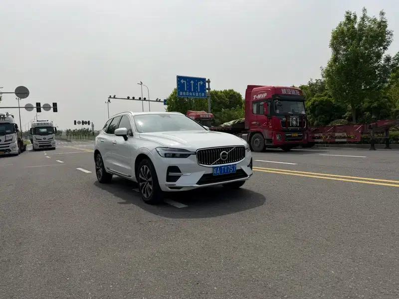 2023 Volvo XC60 B5 AWD Inscription Luxury Edition — миниатюра 3