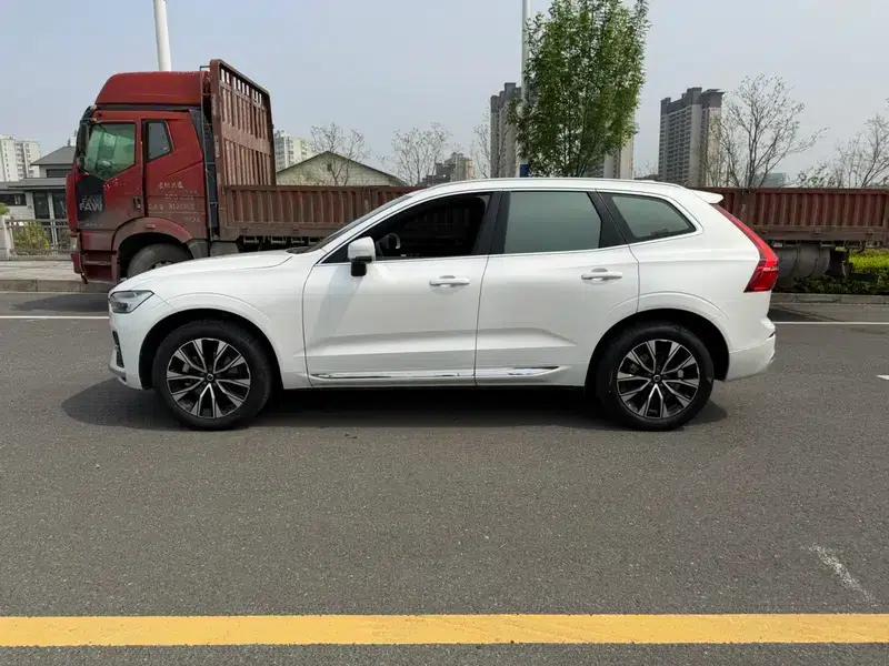 2023 Volvo XC60 B5 AWD Inscription Luxury Edition — миниатюра 4