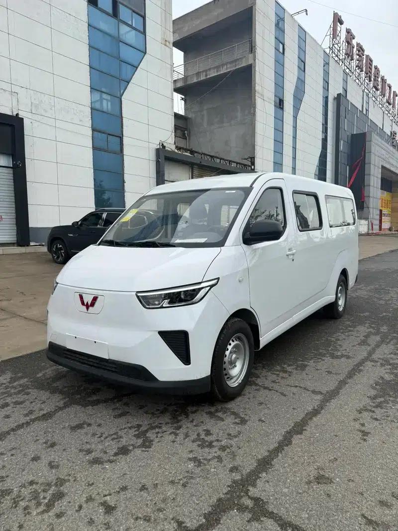 Wuling Yangguang 2024 Model 300km Comfort Bus Version 75kW — миниатюра 1