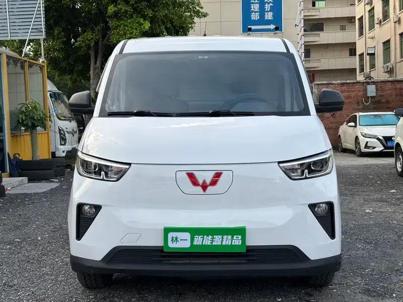 Wuling Yangguang 2024 Model 300km Practical Closed-Window Version 60kW — миниатюра 2