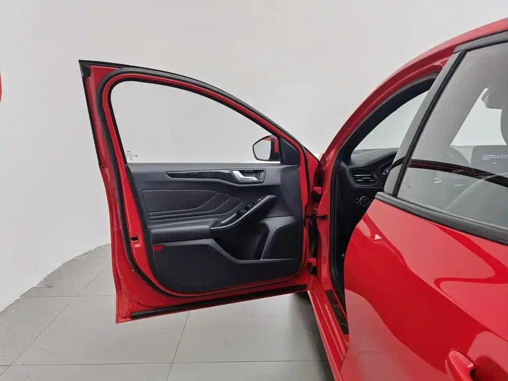 2020 Ford Focus Hatchback EcoBoost 180 Automatic ST Line — миниатюра 8