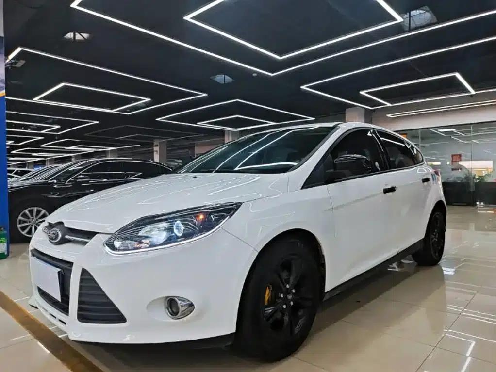 Ford Focus 2012 Hatchback 1.6L Automatic Comfort — миниатюра 1