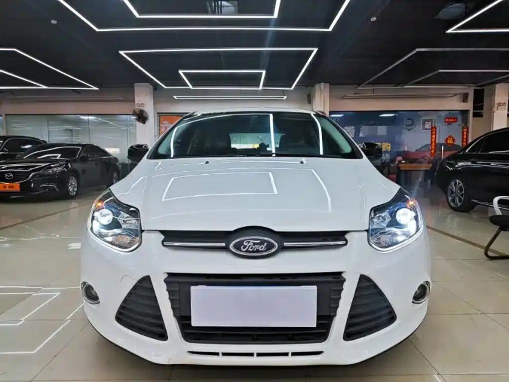Ford Focus 2012 Hatchback 1.6L Automatic Comfort — миниатюра 2