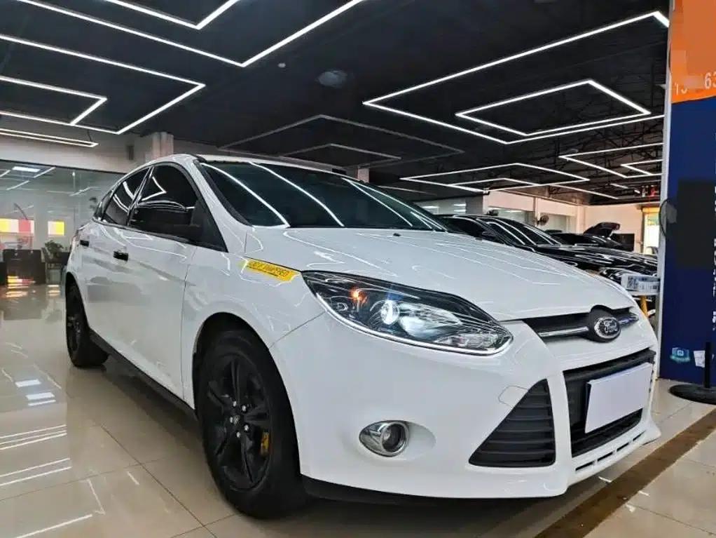 Ford Focus 2012 Hatchback 1.6L Automatic Comfort — миниатюра 3