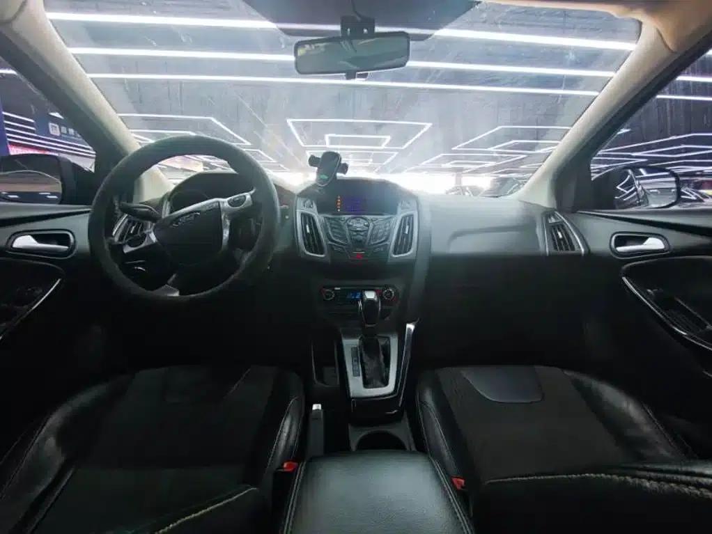 Ford Focus 2012 Hatchback 1.6L Automatic Comfort — миниатюра 4