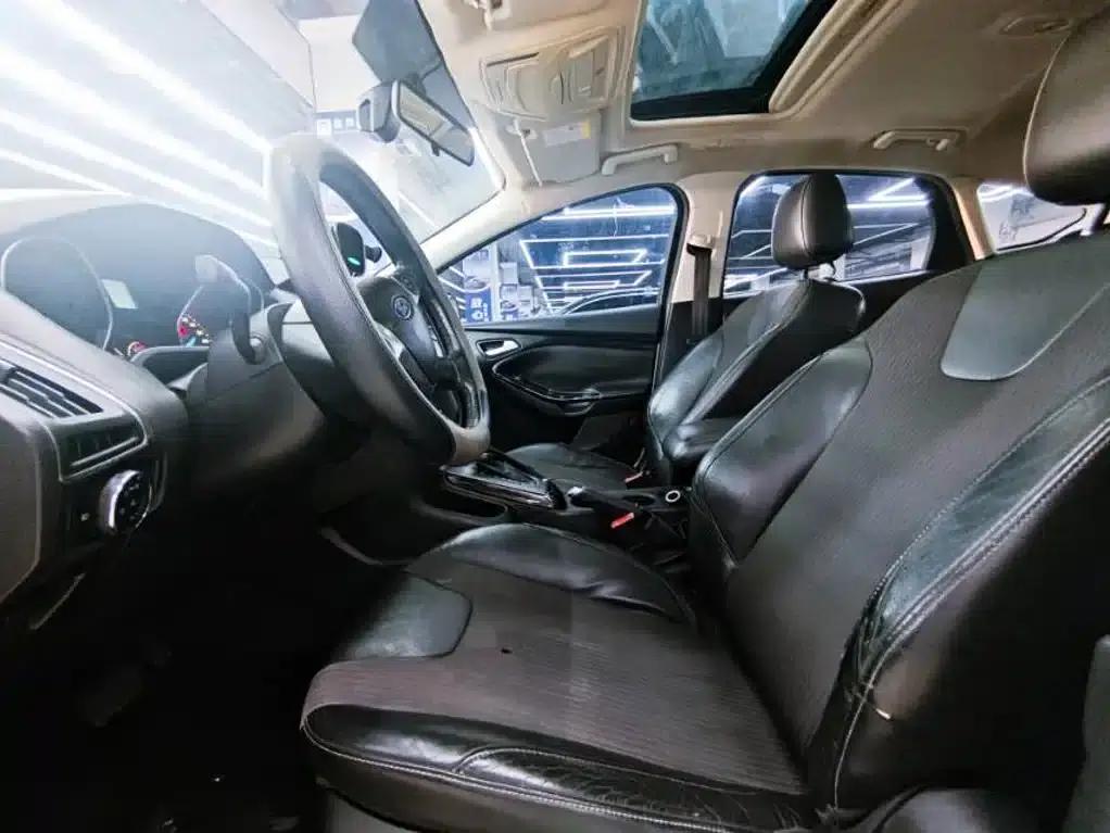 Ford Focus 2012 Hatchback 1.6L Automatic Comfort — миниатюра 5