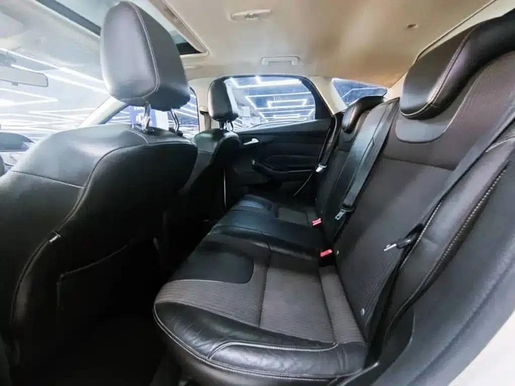 Ford Focus 2012 Hatchback 1.6L Automatic Comfort — миниатюра 6