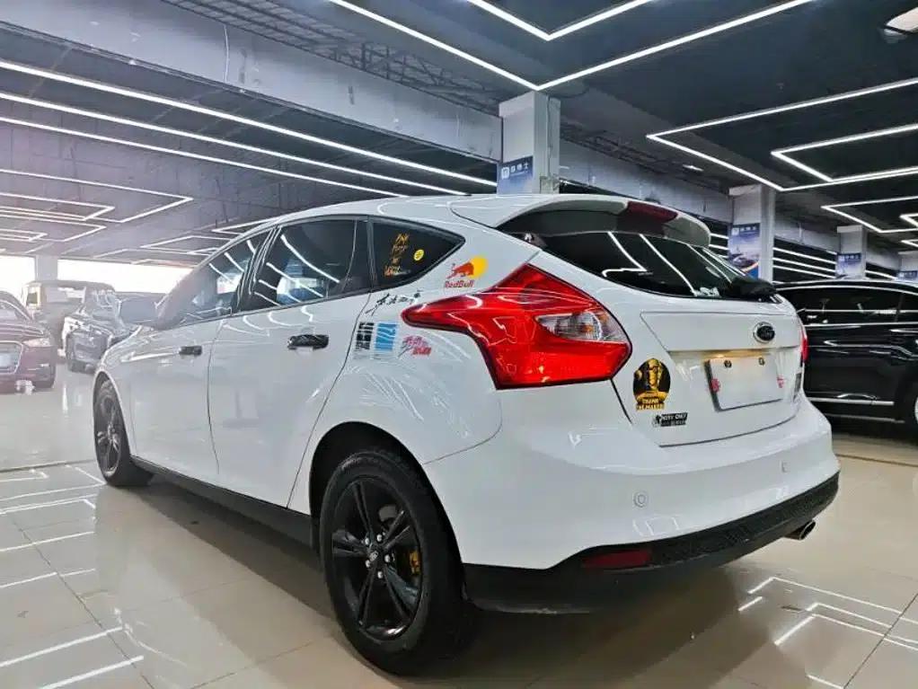 Ford Focus 2012 Hatchback 1.6L Automatic Comfort — миниатюра 7