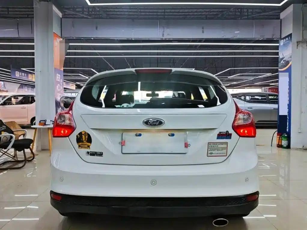 Ford Focus 2012 Hatchback 1.6L Automatic Comfort — миниатюра 8