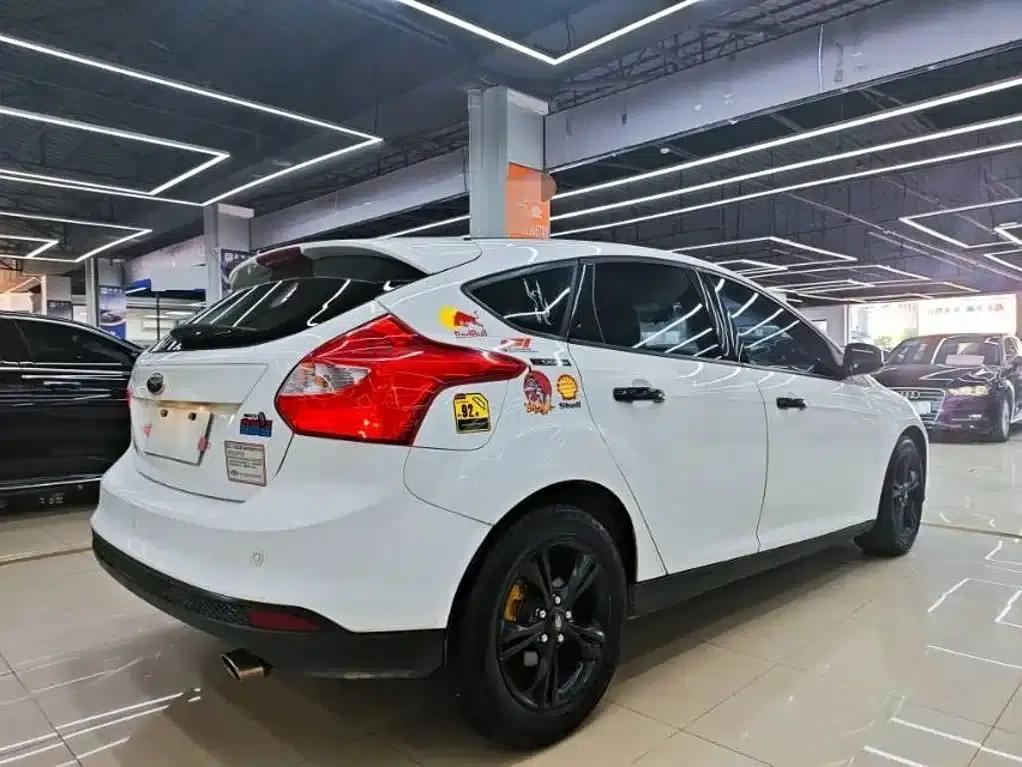 Ford Focus 2012 Hatchback 1.6L Automatic Comfort — миниатюра 9