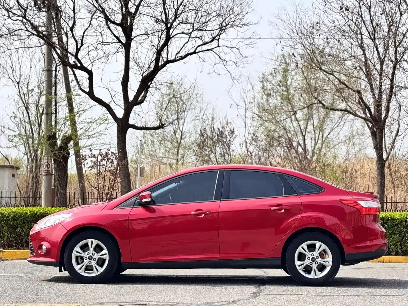 Ford Focus 2012 Sedan 1.6L Automatic Fashion Edition — миниатюра 4