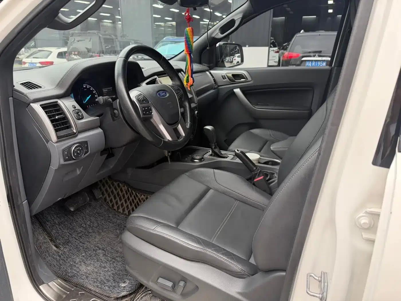 2017 Ford Everest 2.0T Gasoline Automatic 4WD Luxury 7-Seater — миниатюра 4