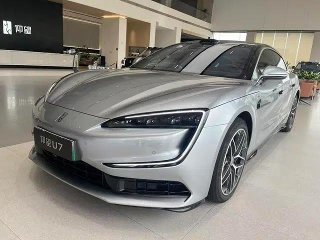 Looking up at the 2025 U7 PHEV four-seater flagship edition