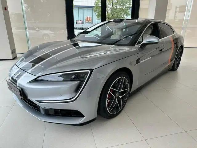 Looking up at the 2025 U7 PHEV four-seater flagship edition