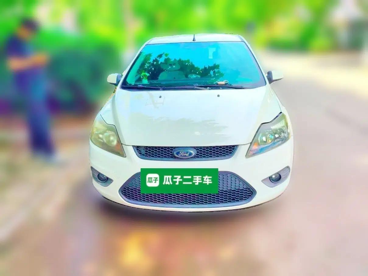 Ford Focus 2013 Hatchback Classic 1.8L Manual Base Model — миниатюра 2