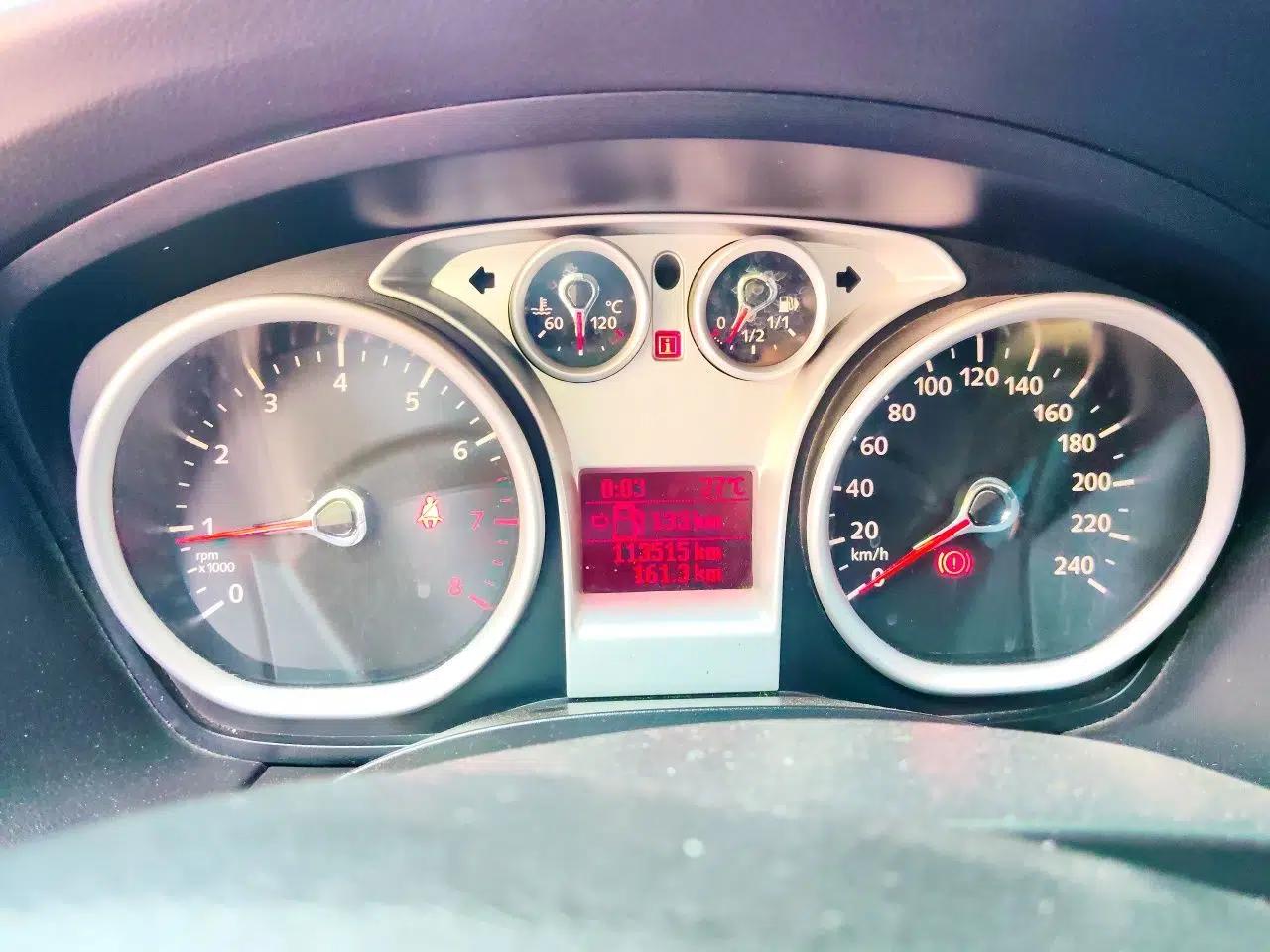 Ford Focus 2013 Hatchback Classic 1.8L Manual Base Model — миниатюра 11