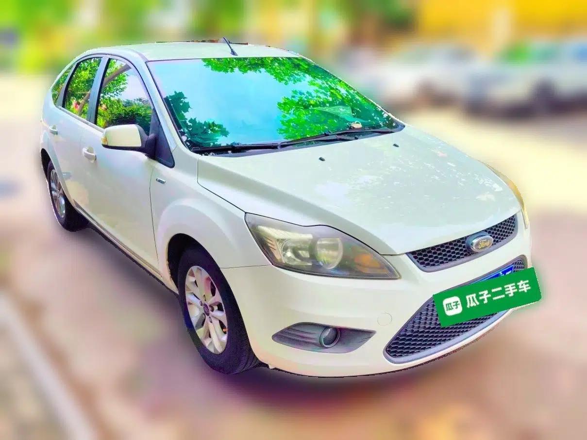 Ford Focus 2013 Hatchback Classic 1.8L Manual Base Model — миниатюра 3
