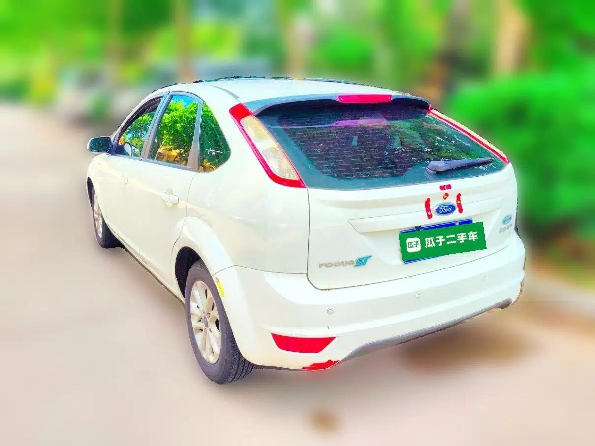 Ford Focus 2013 Hatchback Classic 1.8L Manual Base Model — миниатюра 4