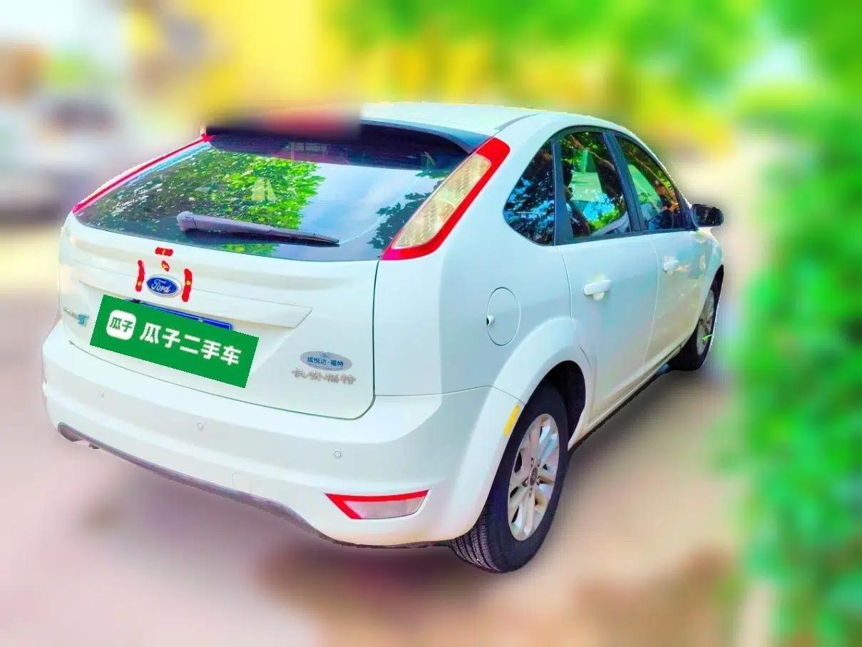 Ford Focus 2013 Hatchback Classic 1.8L Manual Base Model — миниатюра 6