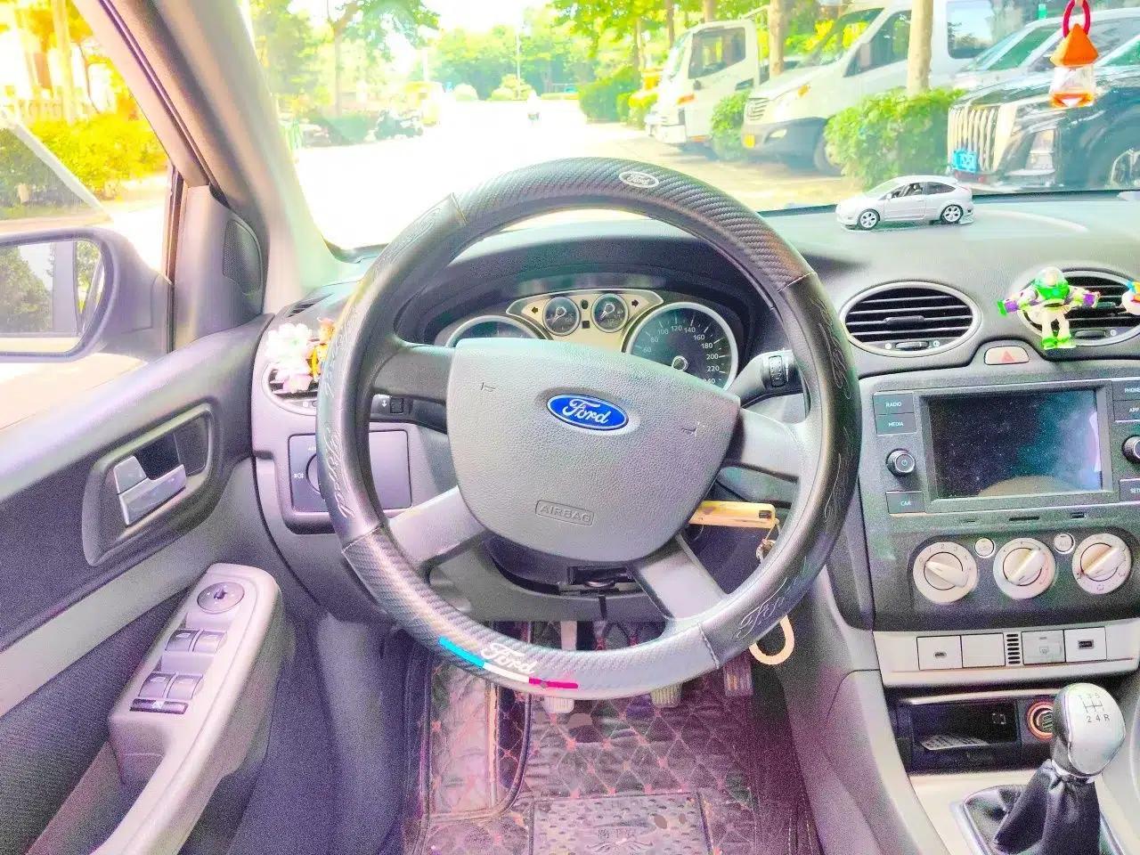 Ford Focus 2013 Hatchback Classic 1.8L Manual Base Model — миниатюра 10