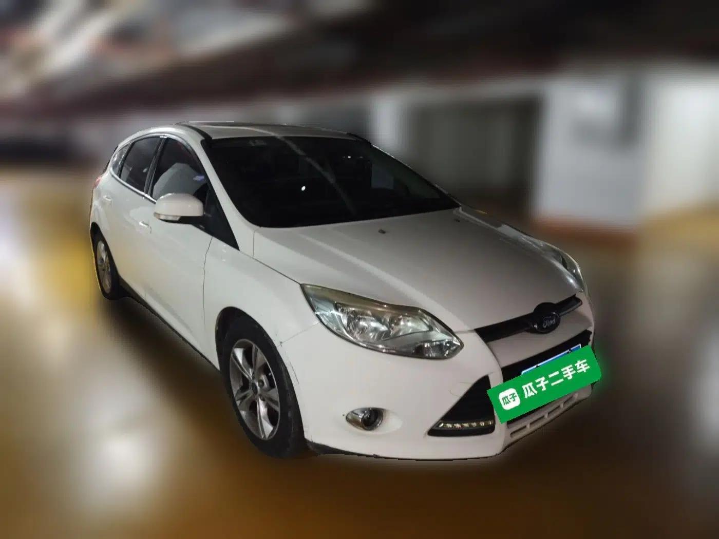 Ford Focus 2012 Hatchback 1.6L Automatic Fashion Edition — миниатюра 3