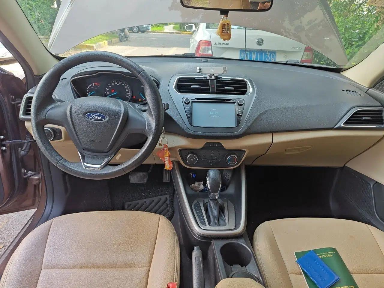 Ford Escort 2015 1.5L Automatic Comfort Edition — миниатюра 6