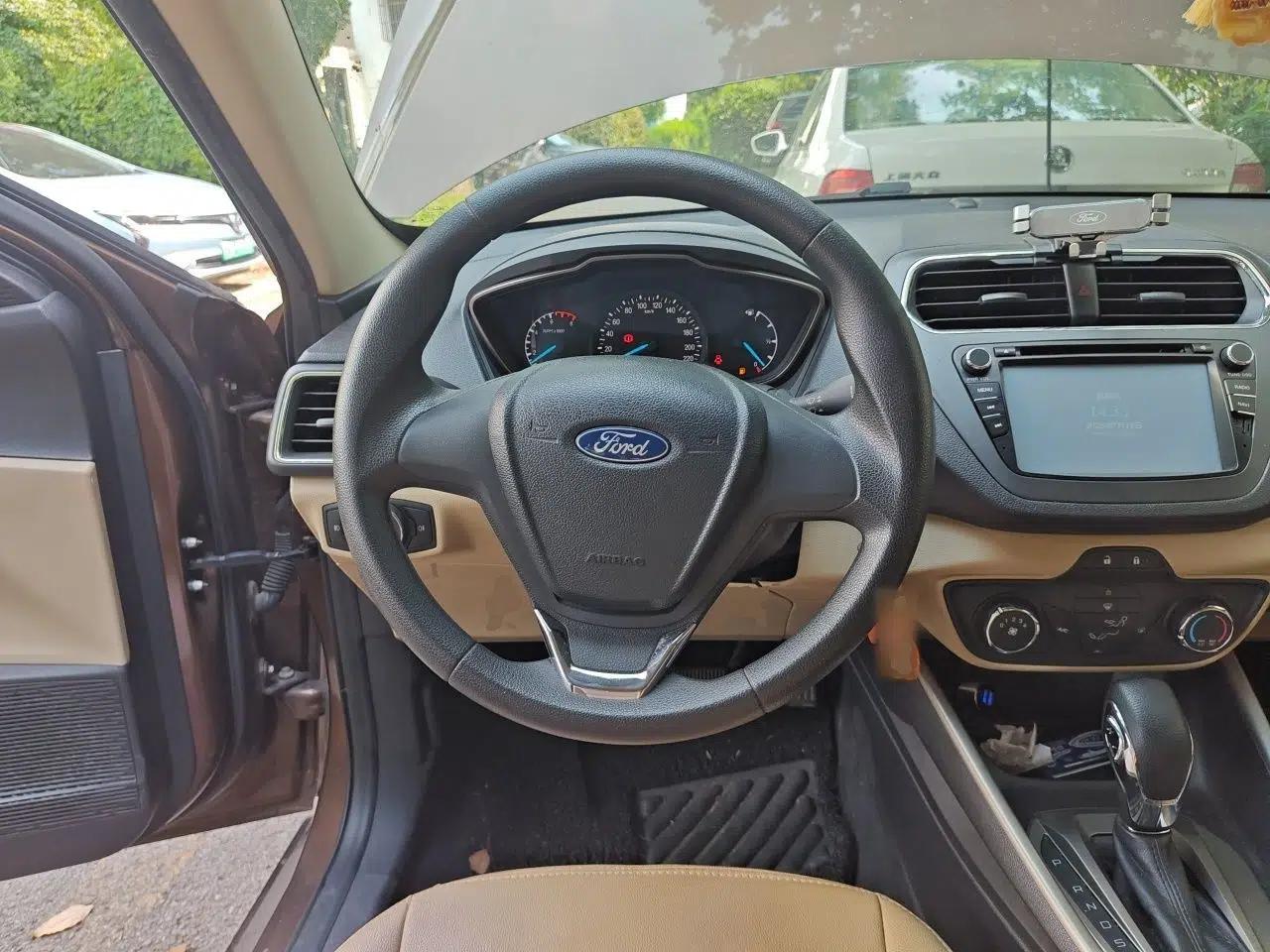 Ford Escort 2015 1.5L Automatic Comfort Edition — миниатюра 7