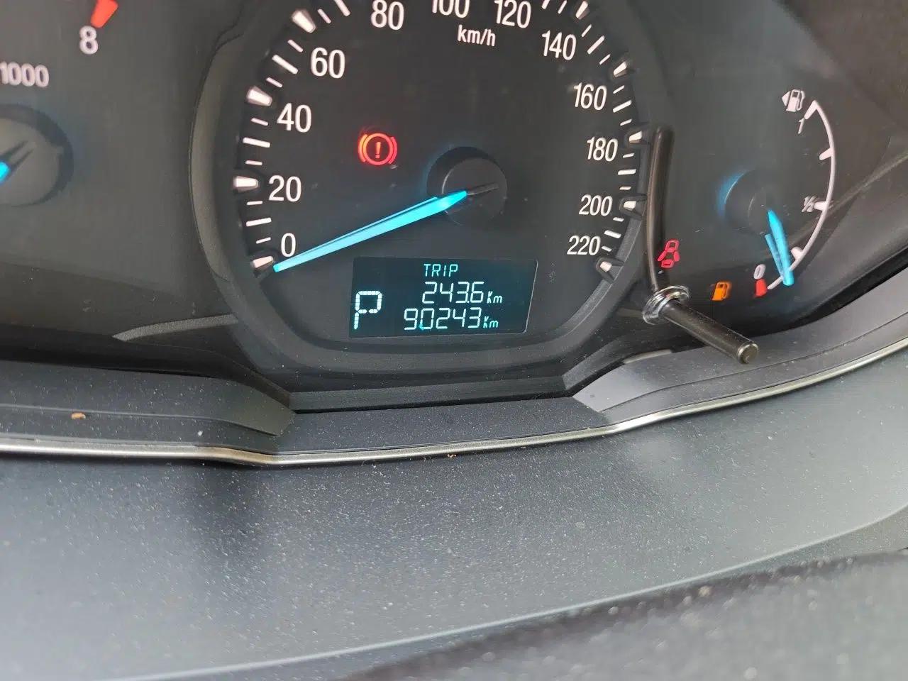 Ford Escort 2015 1.5L Automatic Comfort Edition — миниатюра 9