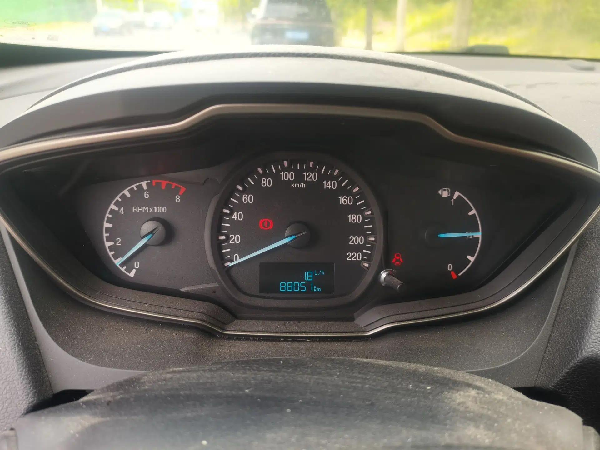 Ford Escort 2015 1.5L Manual Comfort Model — миниатюра 11