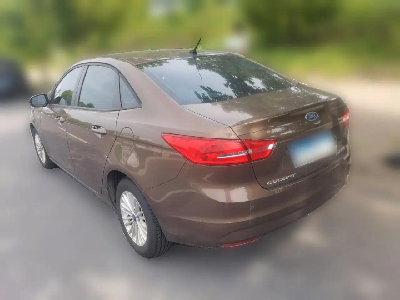 Ford Escort 2015 1.5L Manual Comfort Model — миниатюра 4