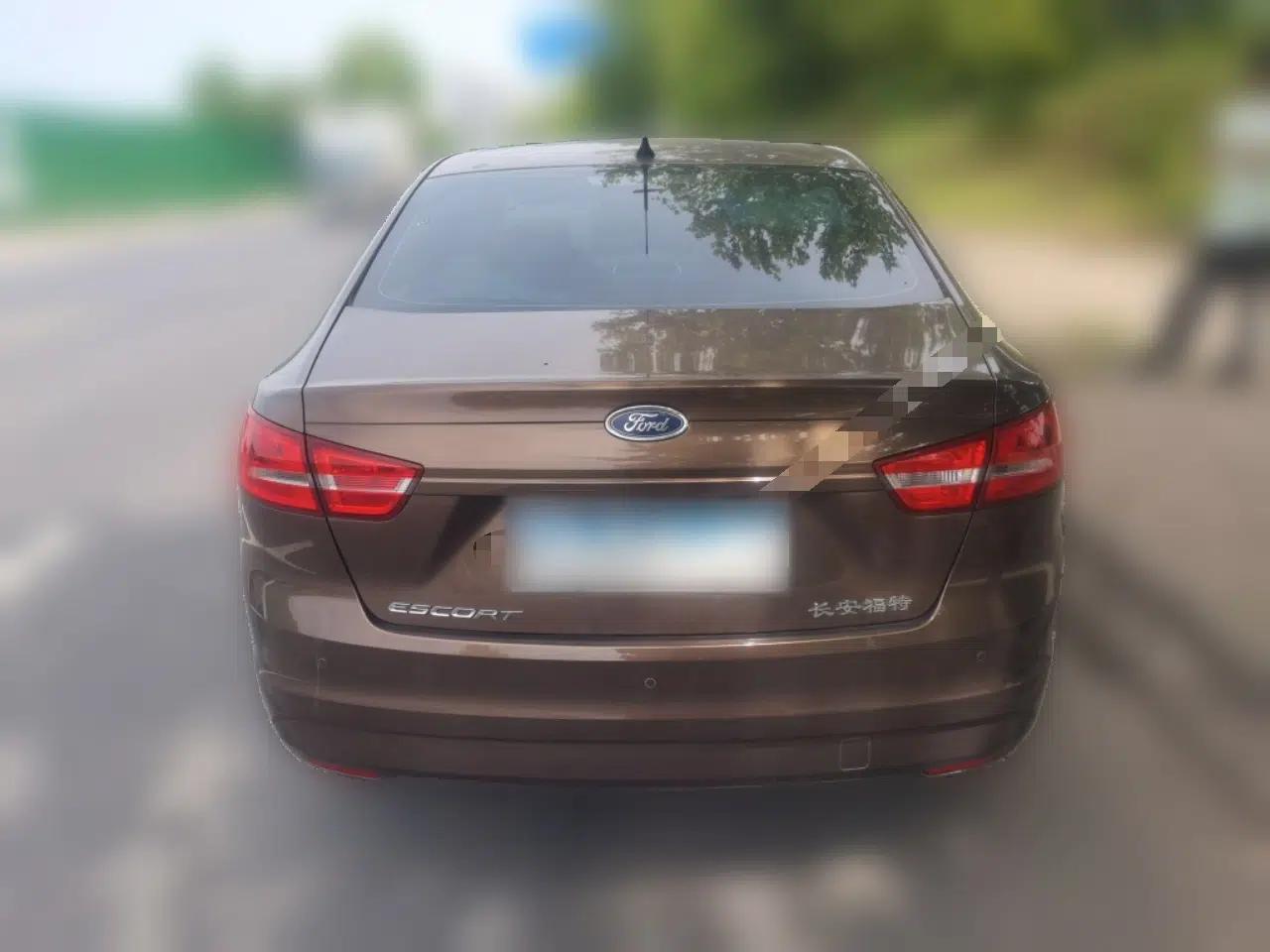 Ford Escort 2015 1.5L Manual Comfort Model — миниатюра 5