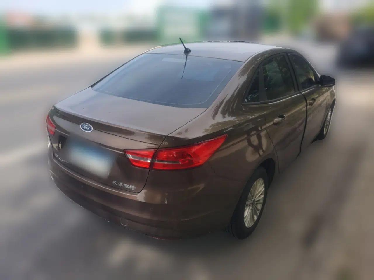 Ford Escort 2015 1.5L Manual Comfort Model — миниатюра 6