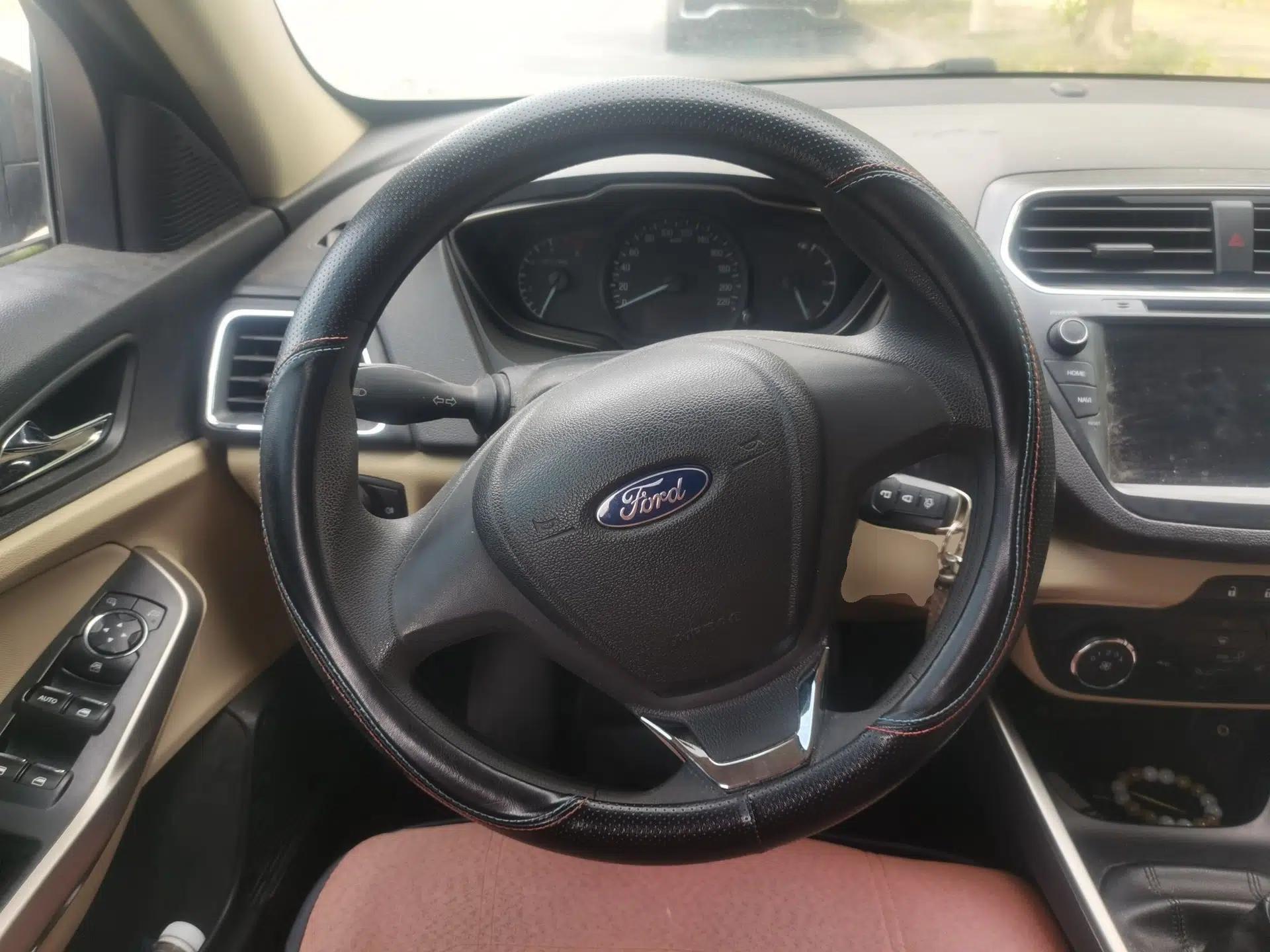 Ford Escort 2015 1.5L Manual Comfort Model — миниатюра 10