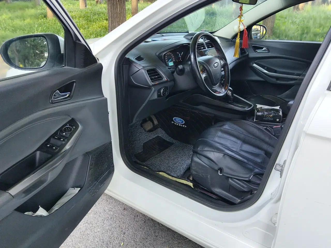Ford Escort 2015 1.5L Automatic Fashion Model — миниатюра 16