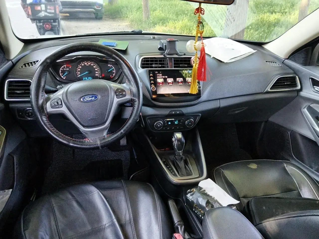 Ford Escort 2015 1.5L Automatic Fashion Model — миниатюра 9