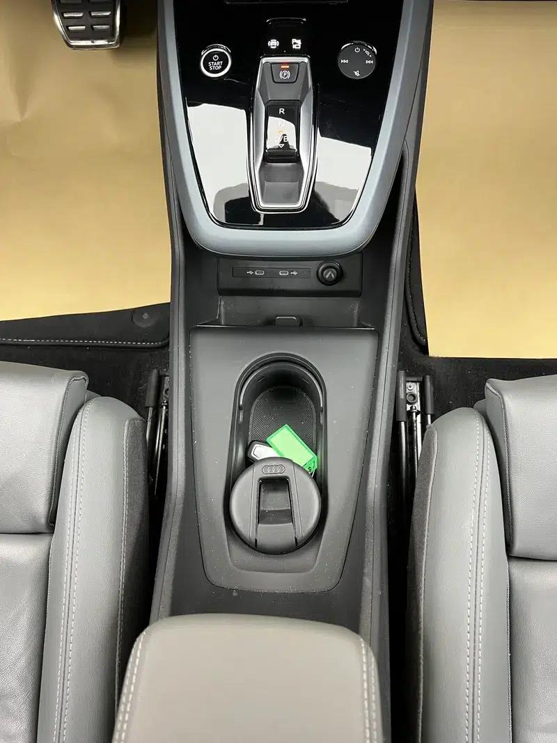Audi Q5 e-tron 2022 Model 40 e-tron Star Edition Mech Suit — миниатюра 30