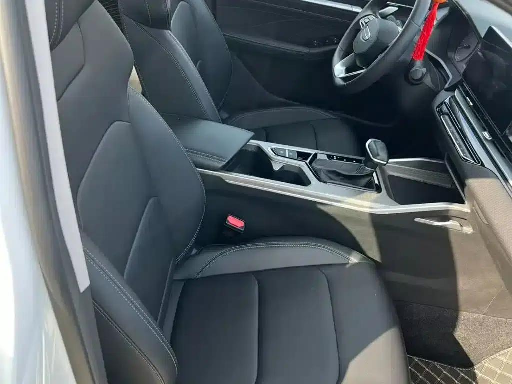 Geely Emgrand 2025 4th Generation 1.5L CVT Dragon Edition — миниатюра 8