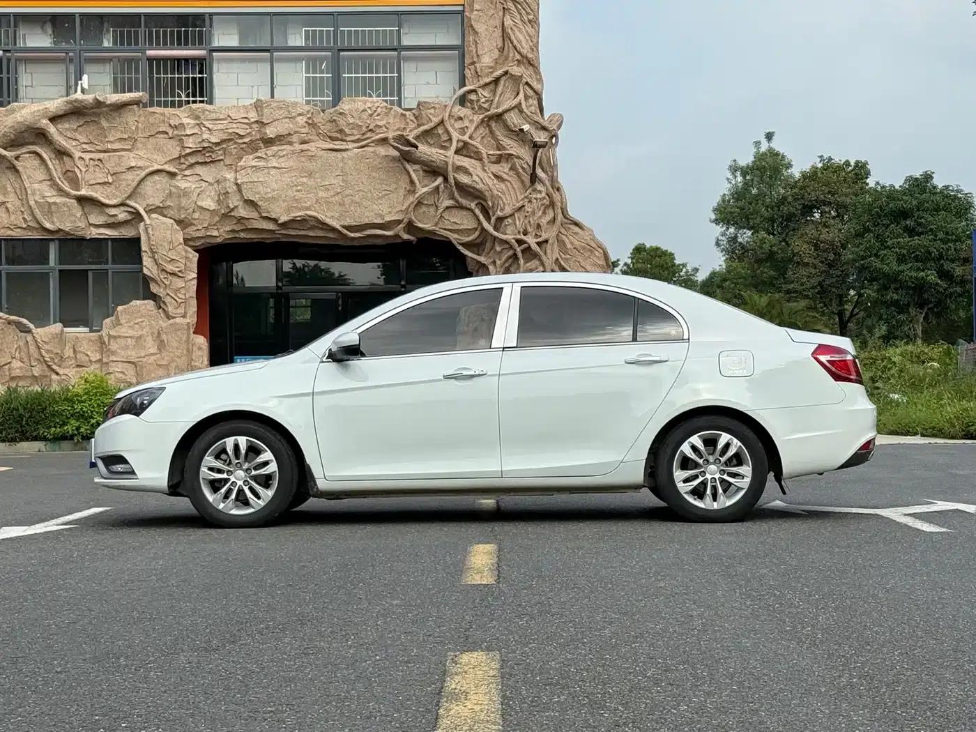 Geely Emgrand 2015 Sedan 1.5L CVT Upward Edition — миниатюра 5