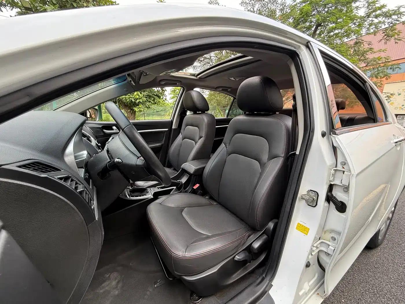 Geely Emgrand 2015 Sedan 1.5L CVT Upward Edition — миниатюра 9