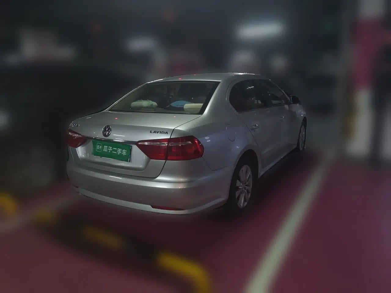 Volkswagen Lavida 2013 1.6L Automatic Comfort Edition — миниатюра 6