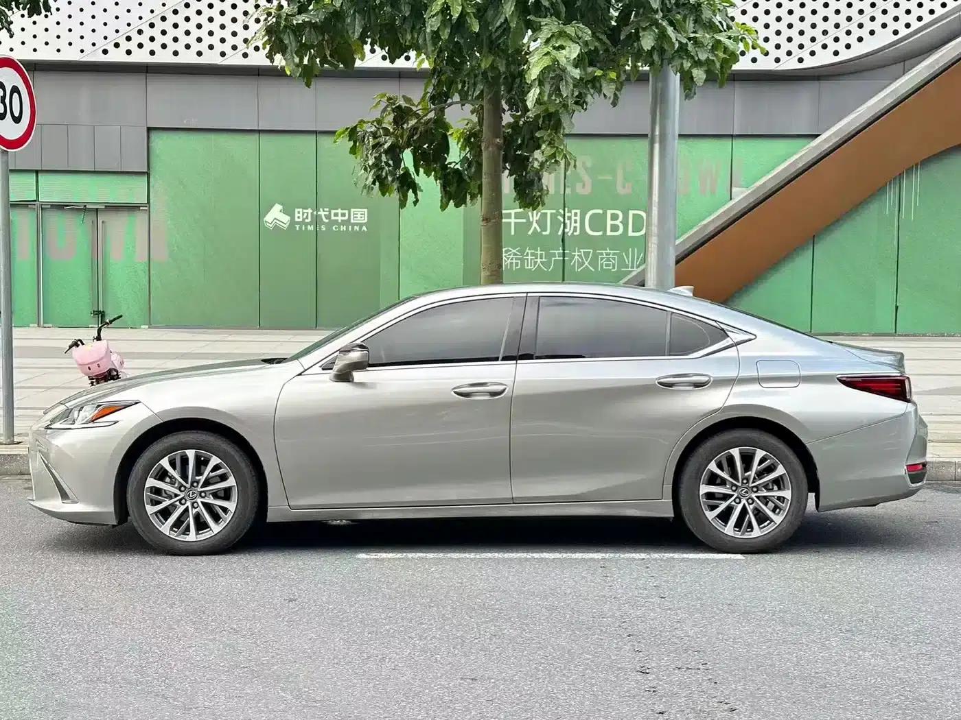 Lexus ES 2023 200 Premium Edition — миниатюра 3