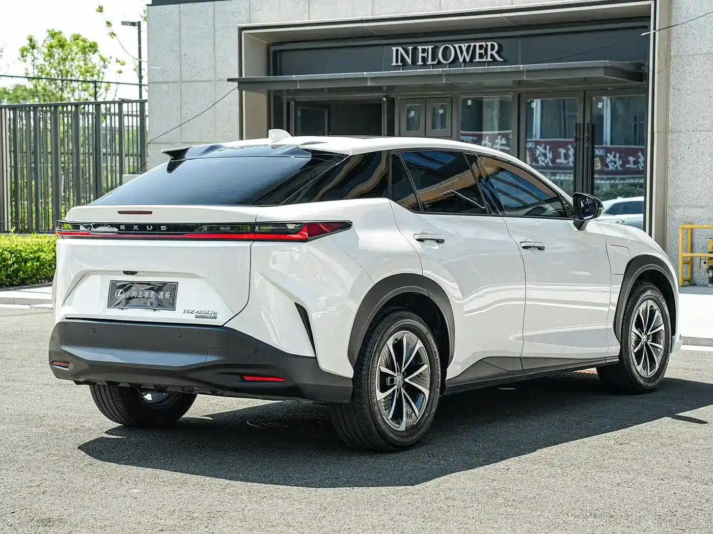 Lexus RZ 2023 450e AWD Luxury Edition — миниатюра 4